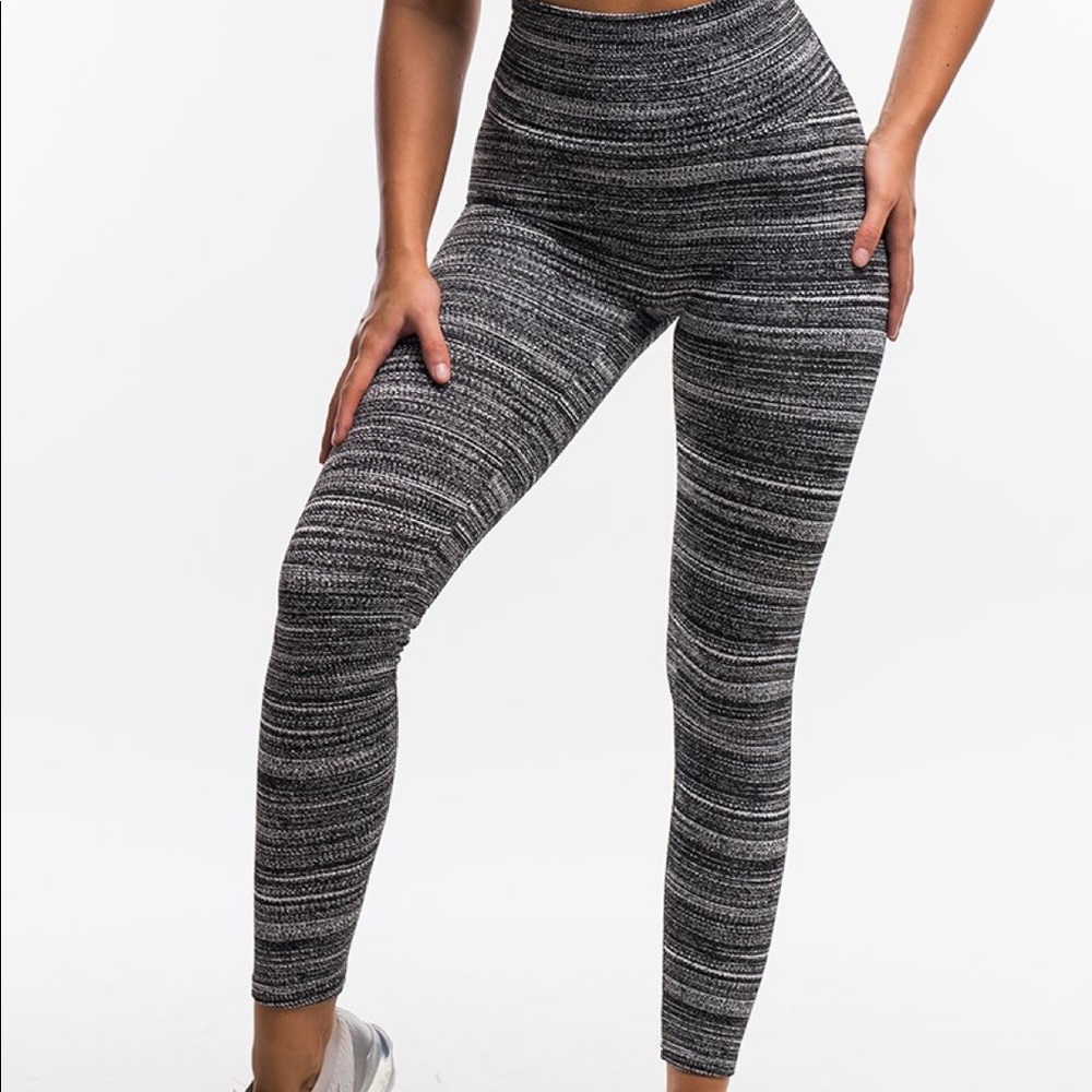 Echt ESSENTIA SCRUNCH LEGGINGS